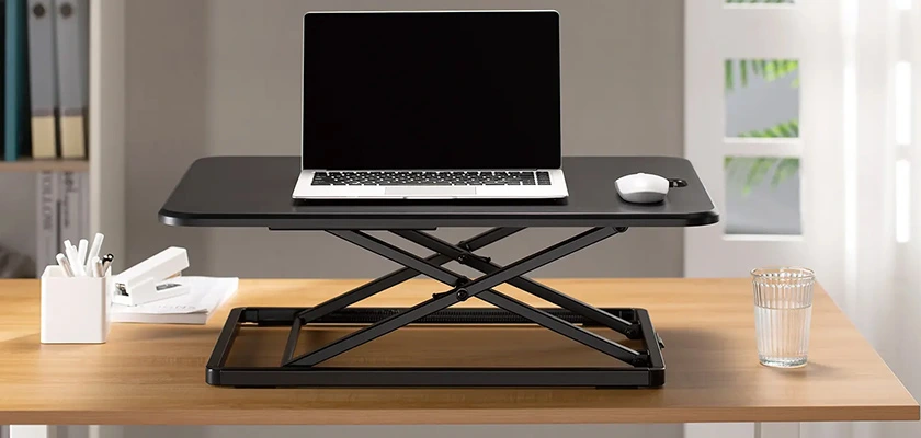 Support assis-debout réglable avec ordinateur portable sur bureau ergonomique