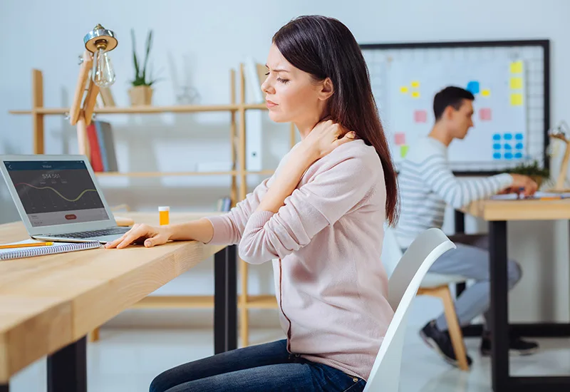 Salariée touchée par douleurs cervicales à cause d’un mauvais aménagement
